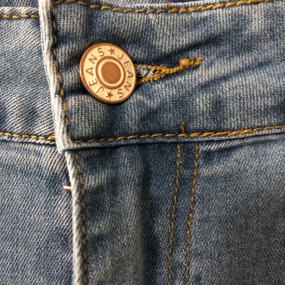 Like New Jeans w/Frayed Pockets Legs - Picture 5 of 8